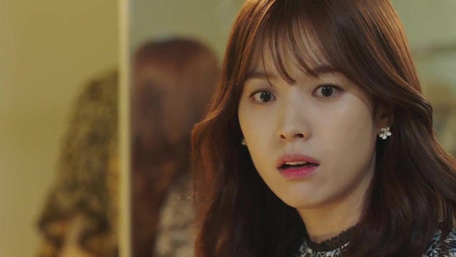 Chỉ vì cái mũ bảo hiểm mà cô gái trẻ bị mẹ chồng tương lai lườm cháy mặt, thay đổi 180 độ từ yêu sang ghét