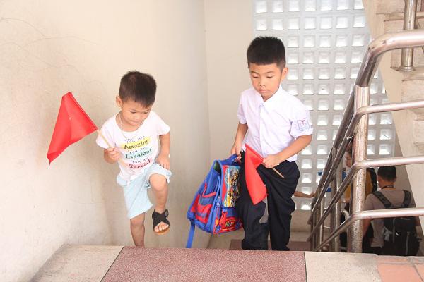 2 bé bị trao nhầm vào lớp 1: Nỗi lòng của người mẹ ngày khai giảng