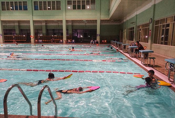 Nhân viên bể bơi lĩnh án tù vì sờ ngực bé gái