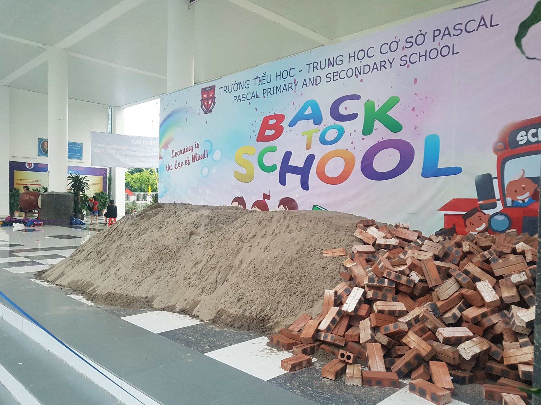 Vụ đổ gạch, cát vào trường Pascal: Lãnh đạo quận Bắc Từ Liêm nói gì?