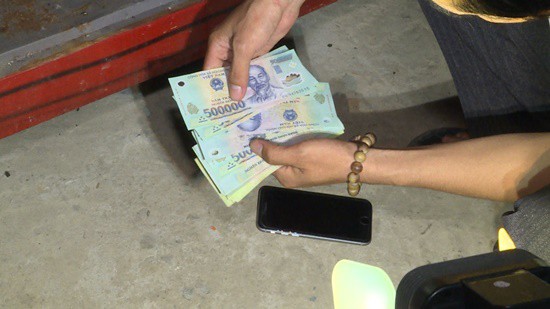 Đưa con đến trường, chôm luôn ví của cô giáo