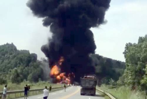 Xe bồn bốc cháy do va chạm trên cao tốc Nội Bài - Lào Cai