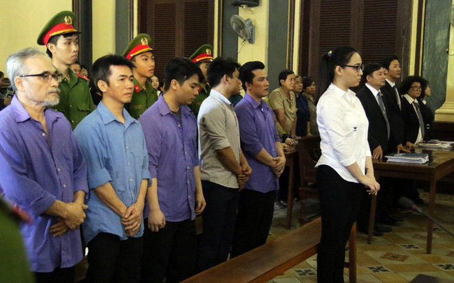 Bà trùm ma túy xinh đẹp giả điên khi ra toà