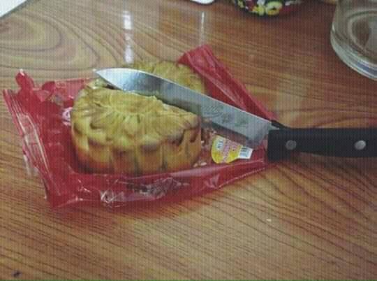 Những siêu phẩm bánh trung thu chứng minh có những người chỉ nên ngồi ăn chứ đừng nên vào bếp!