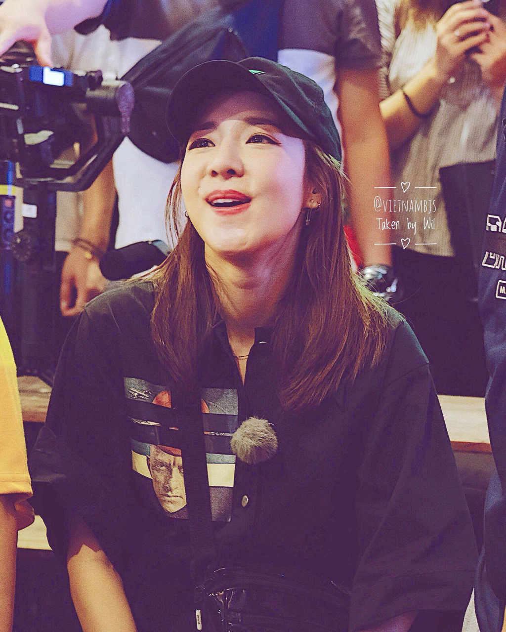 Dara (2NE1) ngồi uống bia, ăn vặt vỉa hè ở Sài Gòn