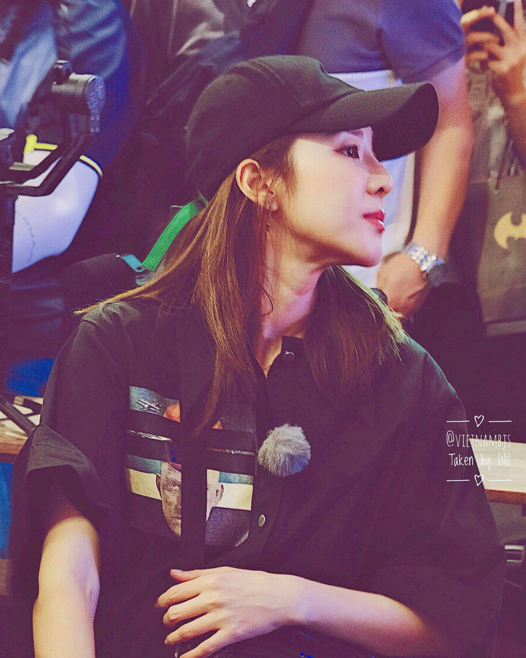 Dara (2NE1) ngồi uống bia, ăn vặt vỉa hè ở Sài Gòn