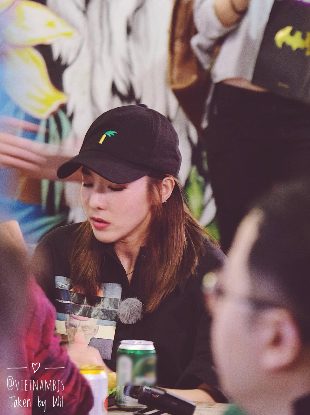 Dara (2NE1) ngồi uống bia, ăn vặt vỉa hè ở Sài Gòn