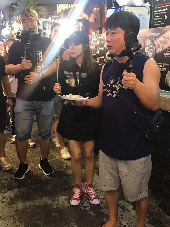 Dara (2NE1) ngồi uống bia, ăn vặt vỉa hè ở Sài Gòn