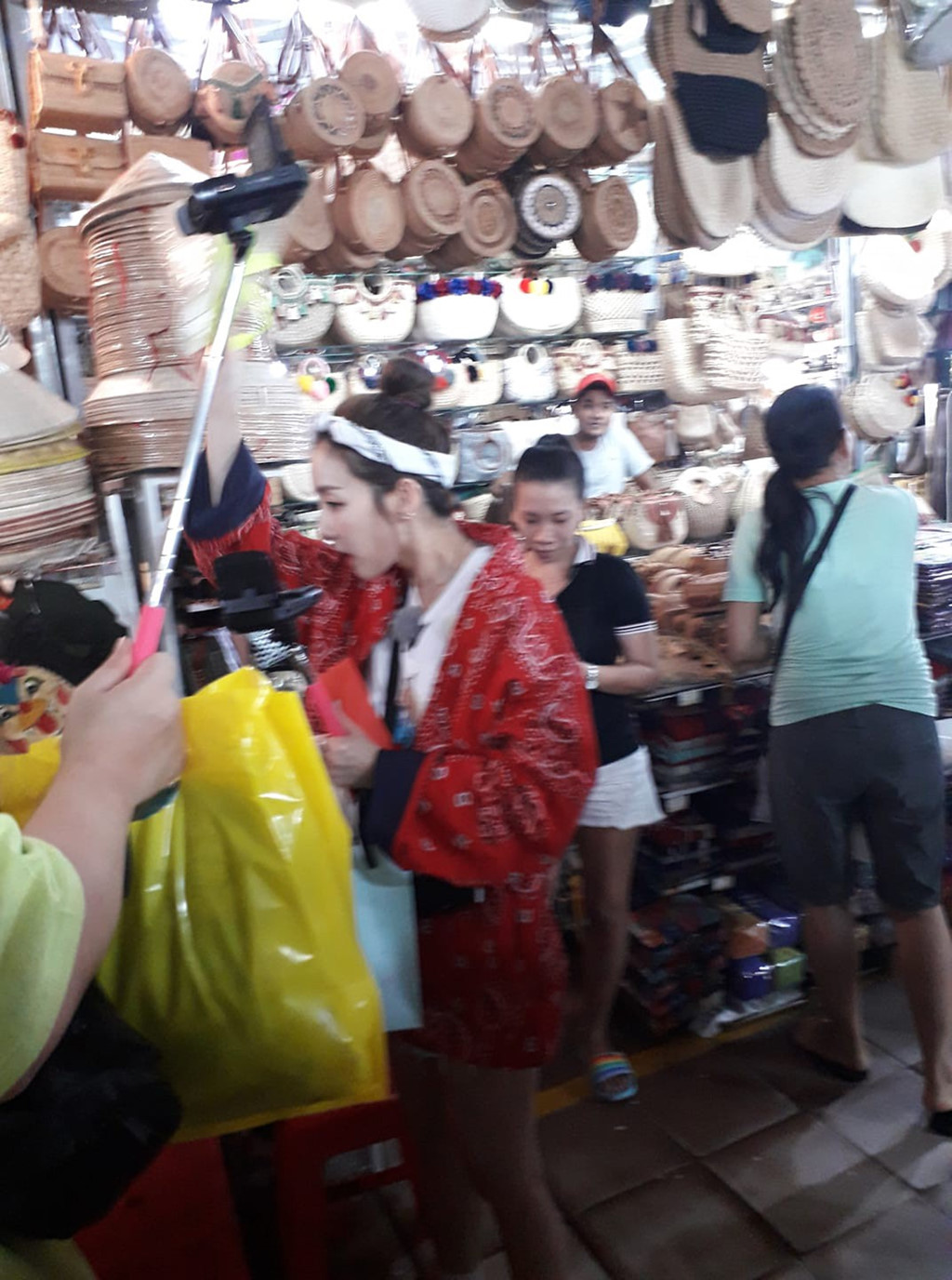 Dara (2NE1) ngồi uống bia, ăn vặt vỉa hè ở Sài Gòn