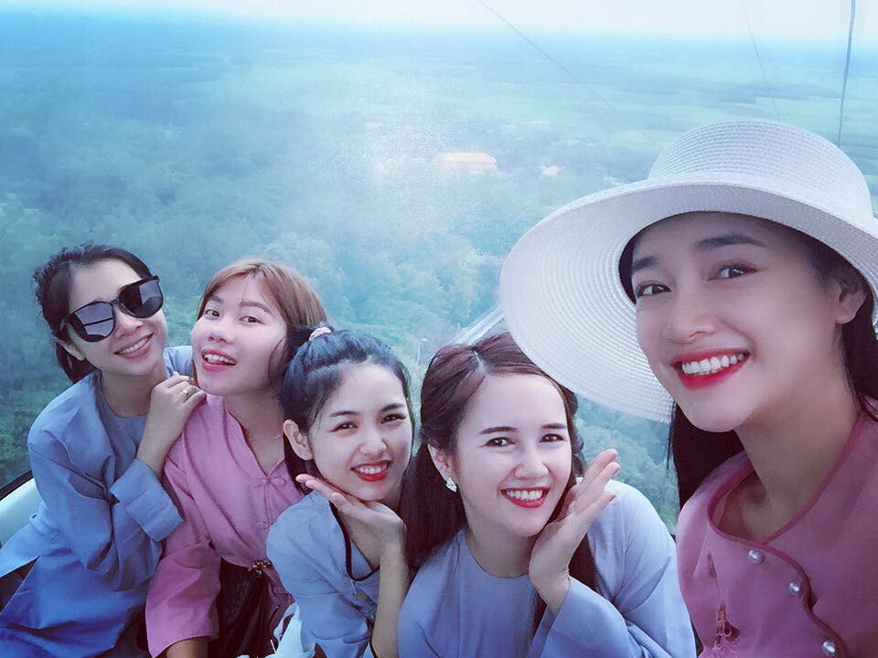 Tròn 10 ngày sau lễ đính hôn, cuối cùng Nhã Phương - Trường Giang đã chịu xuất hiện công khai cùng nhau