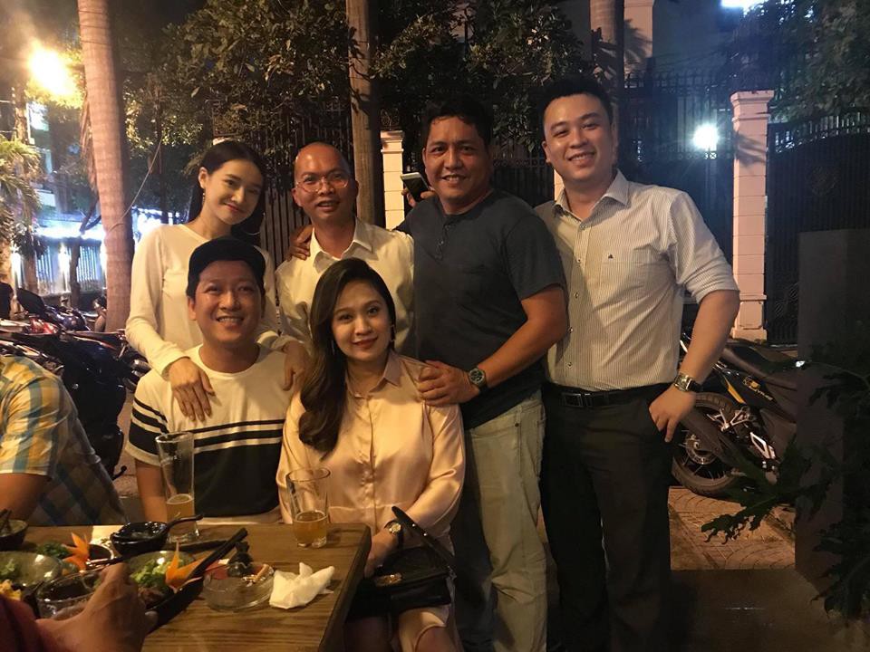 Tròn 10 ngày sau lễ đính hôn, cuối cùng Nhã Phương - Trường Giang đã chịu xuất hiện công khai cùng nhau