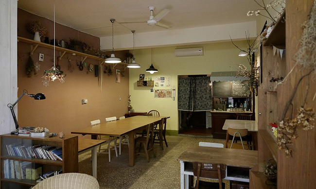 Cô gái trẻ tự tay cải tạo không gian cũ kỹ thành ngôi nhà vườn đẹp lãng mạn với cây xanh