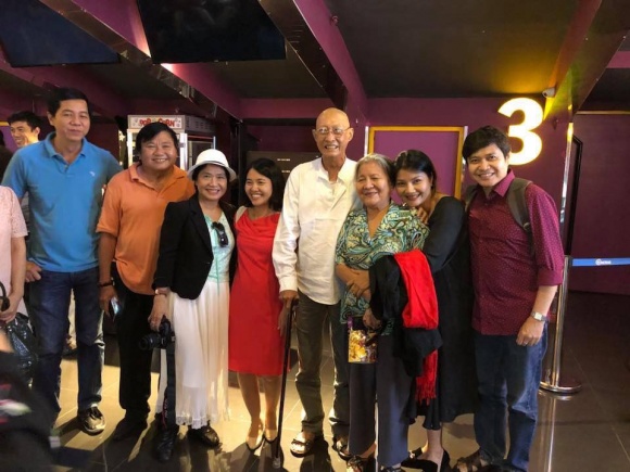 Đang trong thời gian điều trị ung thư, nghệ sĩ Lê Bình vẫn chống gậy đi xem phim cùng đồng nghiệp