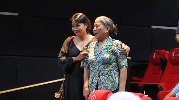 Đang trong thời gian điều trị ung thư, nghệ sĩ Lê Bình vẫn chống gậy đi xem phim cùng đồng nghiệp