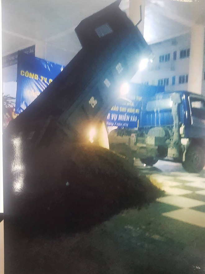 Trước khai giảng, trường học kêu cứu Chủ tịch UBND TP Hà Nội vì bị đổ ngập cát, gạch