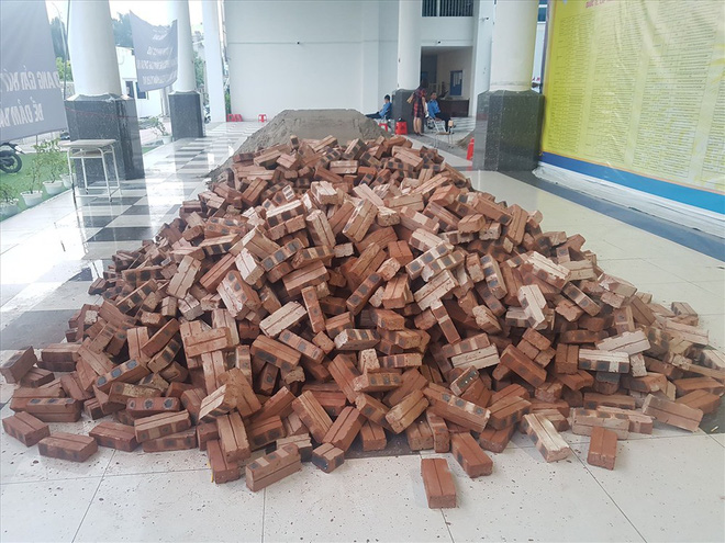 Trước khai giảng, trường học kêu cứu Chủ tịch UBND TP Hà Nội vì bị đổ ngập cát, gạch