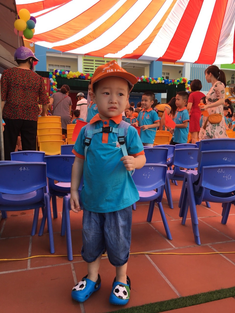 Chùm ảnh: Giọt nước mắt bỡ ngỡ và những biểu cảm khó đỡ của các em nhỏ trong ngày khai giảng