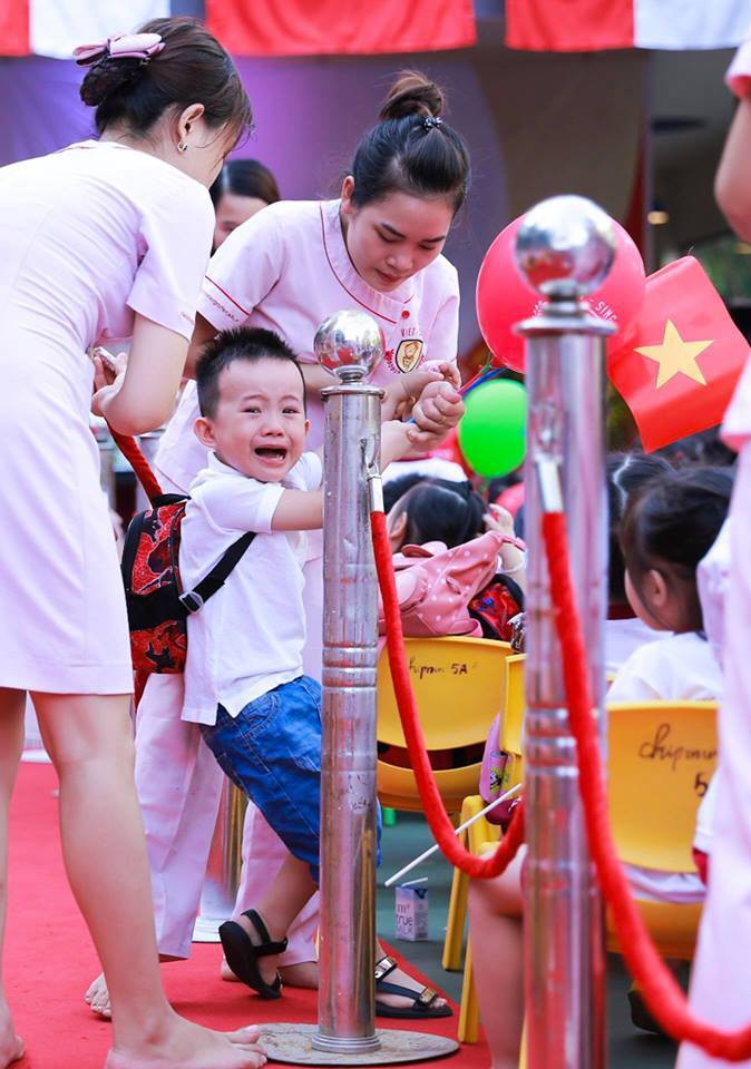 Chùm ảnh: Giọt nước mắt bỡ ngỡ và những biểu cảm khó đỡ của các em nhỏ trong ngày khai giảng