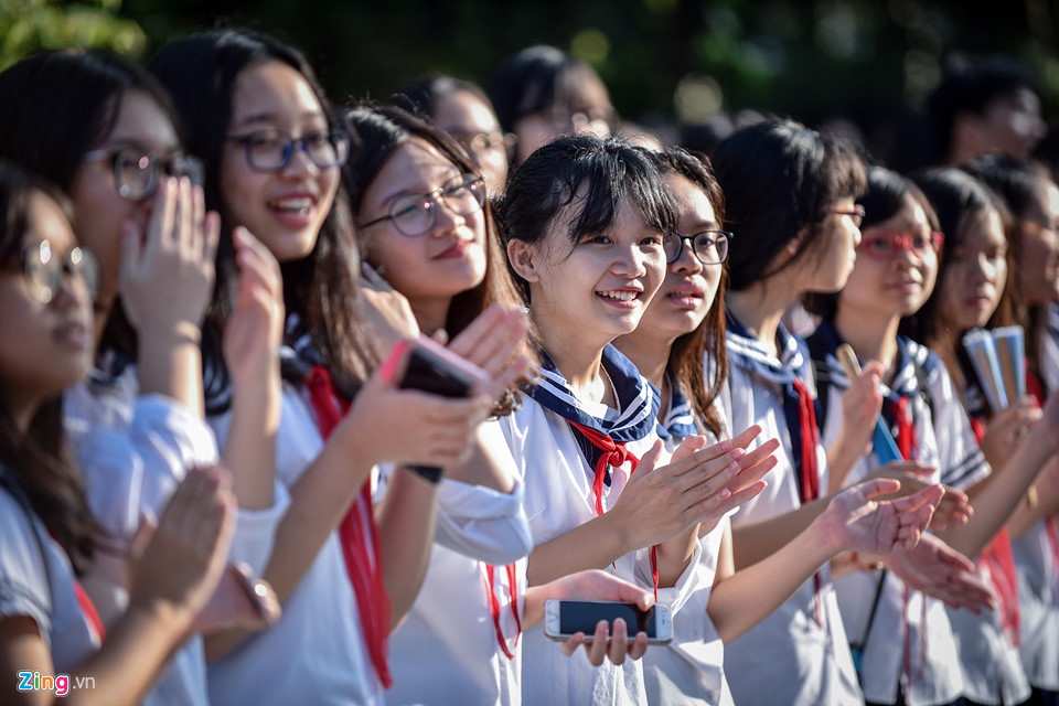 Hàng nghìn học sinh tưởng nhớ thầy Văn Như Cương ngày khai giảng