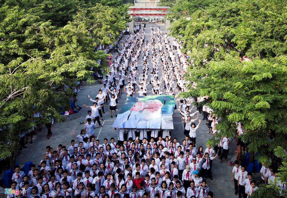 Hàng nghìn học sinh tưởng nhớ thầy Văn Như Cương ngày khai giảng