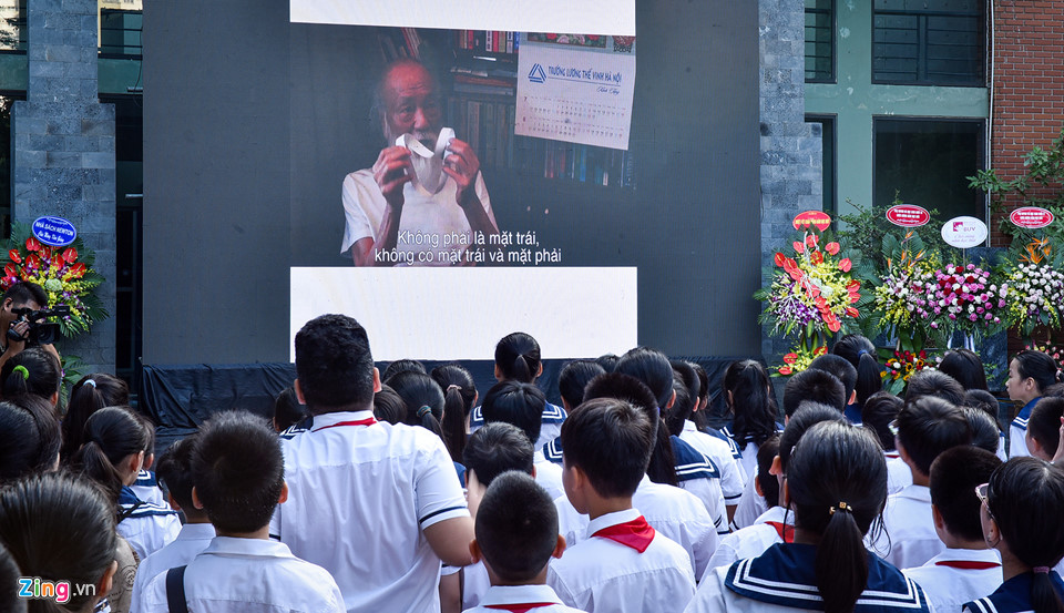 Hàng nghìn học sinh tưởng nhớ thầy Văn Như Cương ngày khai giảng