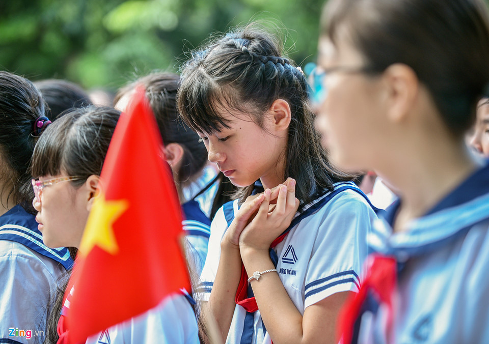 Hàng nghìn học sinh tưởng nhớ thầy Văn Như Cương ngày khai giảng