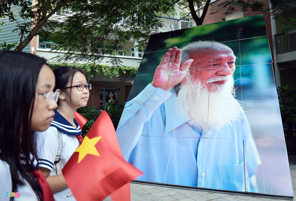 Hàng nghìn học sinh tưởng nhớ thầy Văn Như Cương ngày khai giảng