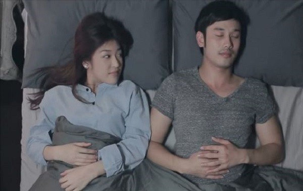 Vợ bầu tung chiêu độc khiến chồng run như cầy sấy chẳng dám ho he bóc bánh trả tiền