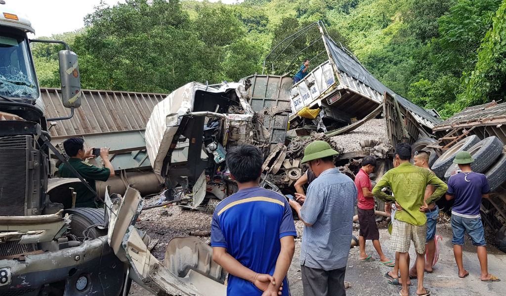 4 ô tô đâm nhau nát bét, bịt kín đường lên cửa khẩu Cha Lo