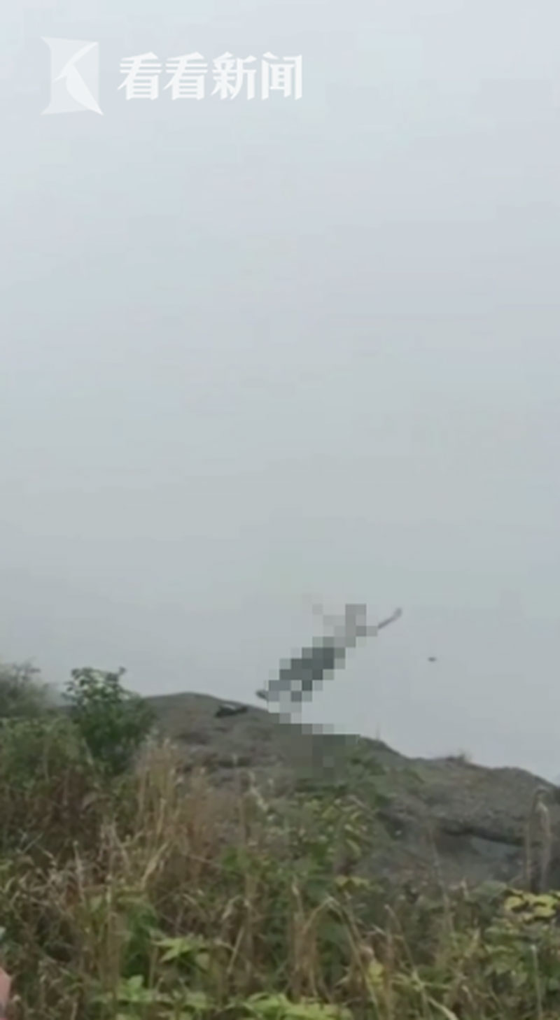 Cô gái trẻ gieo mình xuống núi Nga Mi tự tử trước sự chứng kiến của nhiều khách du lịch