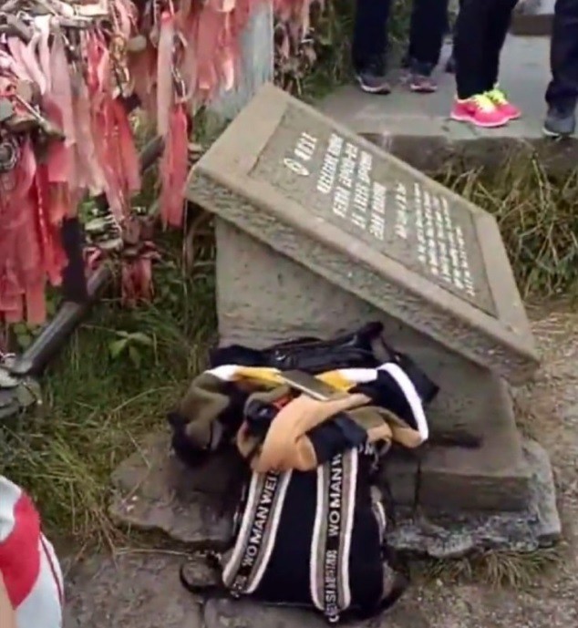 Cô gái trẻ gieo mình xuống núi Nga Mi tự tử trước sự chứng kiến của nhiều khách du lịch