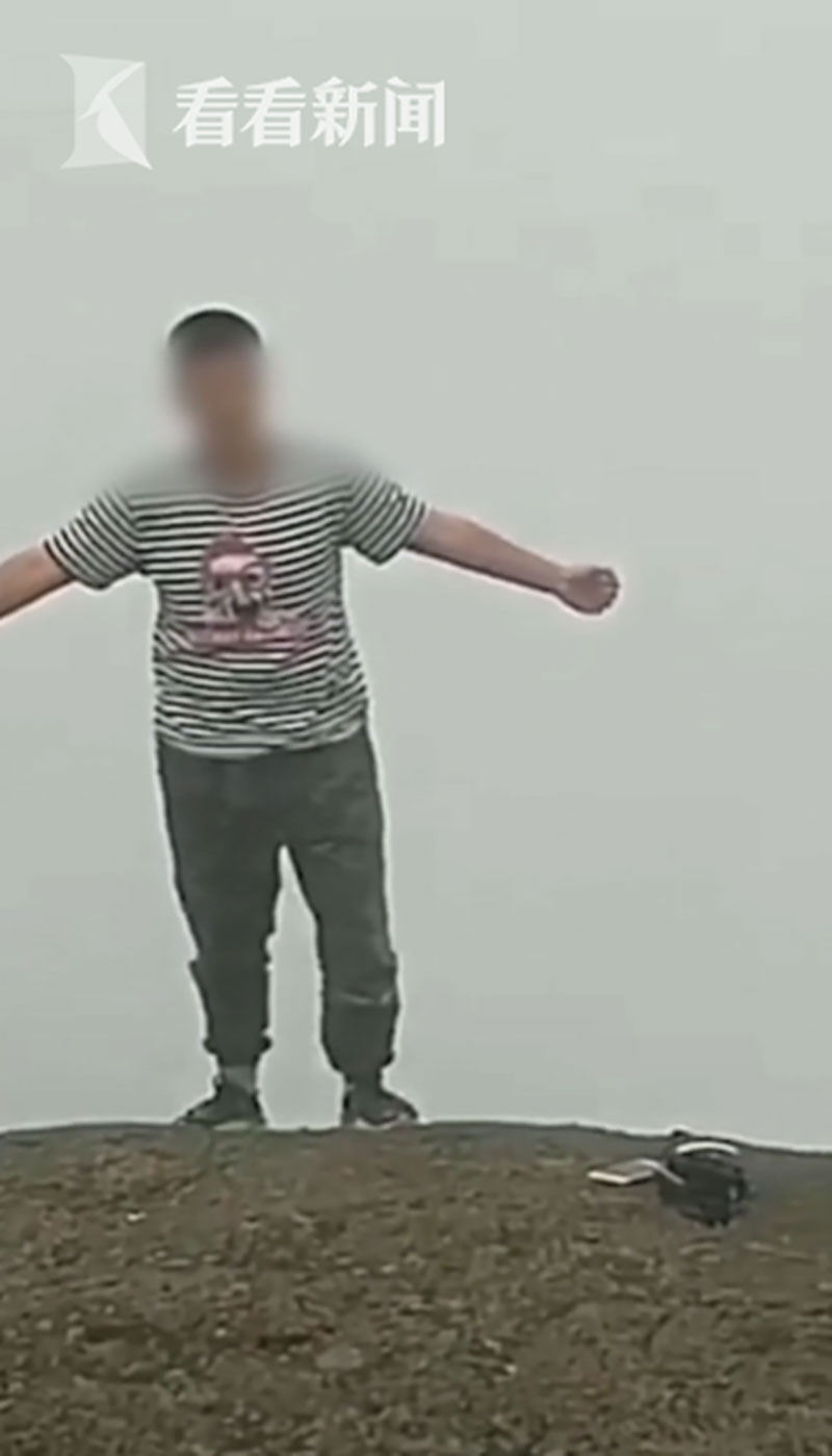 Cô gái trẻ gieo mình xuống núi Nga Mi tự tử trước sự chứng kiến của nhiều khách du lịch