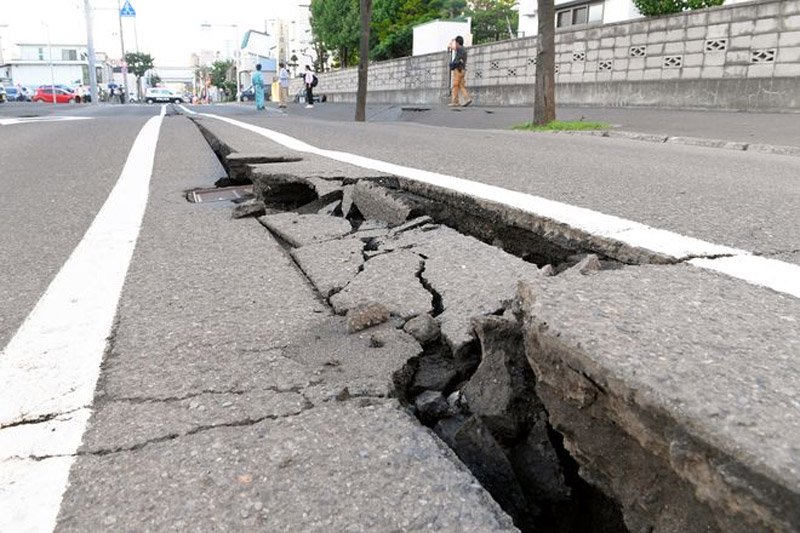 Động đất chôn vùi nhiều nhà cửa ở Nhật