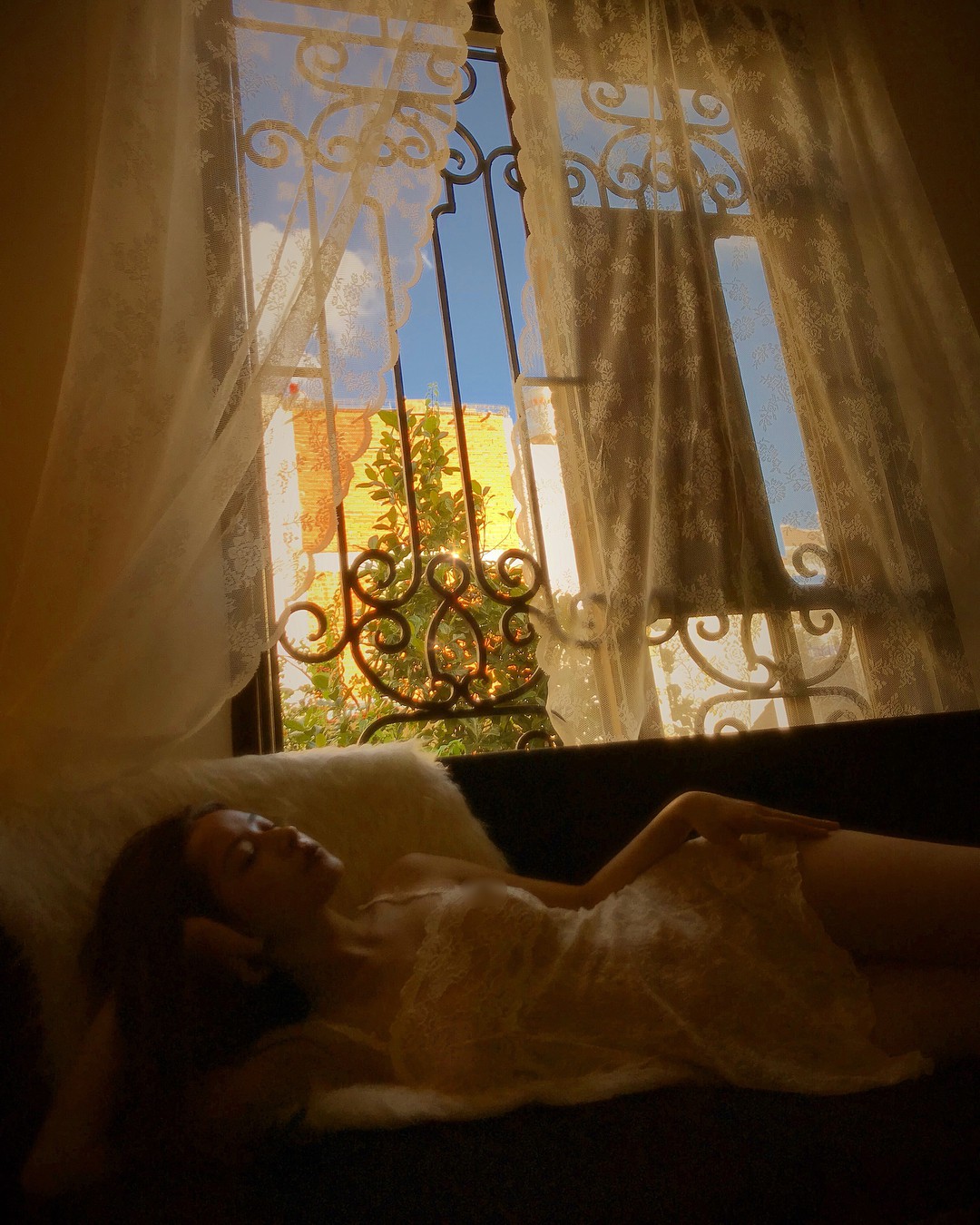 Chi Pu táo bạo mặc váy xuyên thấu và không nội y, khoe trọn vòng 1 nóng bỏng