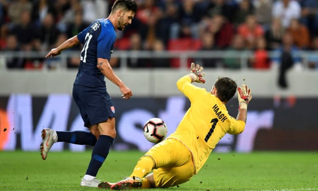 Tuyển Đan Mạch đưa sinh viên, nhân viên bán hàng vào đá với Slovakia