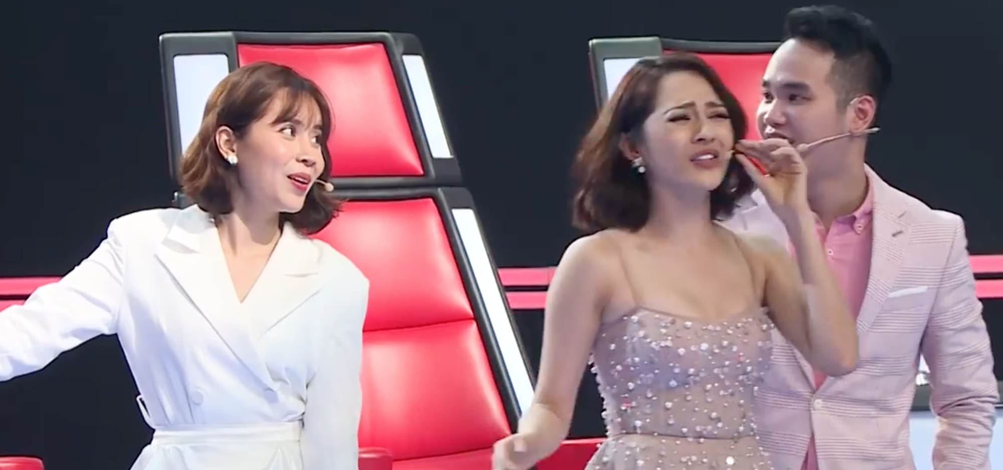 Giọng hát Việt nhí tập 1: Vũ Cát Tường chặt chém Bảo Anh không thương tiếc trên ghế nóng Giọng hát Việt nhí tập 1: Vũ Cát Tường chặt chém Bảo Anh không thương tiếc trên ghế nóng