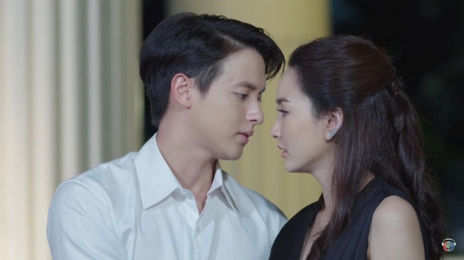 Cơn đau dạ dày bất chợt khiến chồng phát hiện ra bí mật của lái xe riêng và vợ, không ngờ cô lại hành động thế này