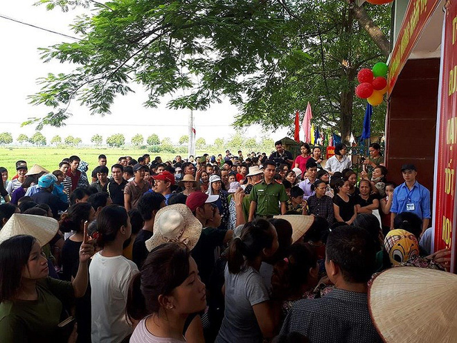 Những người tố trường lạm thu không có hộ khẩu ở xã Sơn Đồng