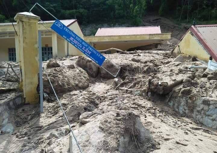 Lũ cuốn phăng trăm nhà: Ngàn người Thanh Hóa sắp hết cái ăn