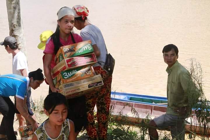 Lũ cuốn phăng trăm nhà: Ngàn người Thanh Hóa sắp hết cái ăn