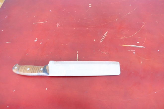 Lên cơn ngáo đá, dùng dao và kim tiêm khống chế con tin tại ngôi nhà hoang