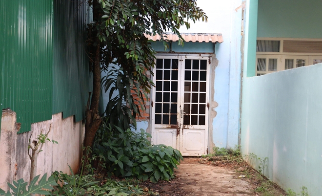 Lên cơn ngáo đá, dùng dao và kim tiêm khống chế con tin tại ngôi nhà hoang