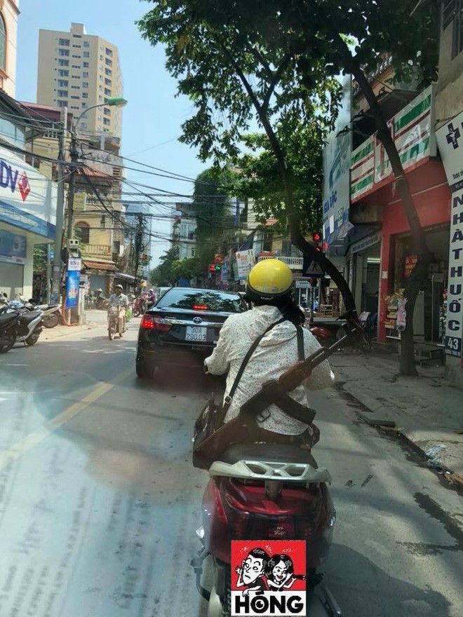 Xuất hiện thần điêu đại tỉ mang chim cắt đi Lead phóng hiên ngang giữa phố