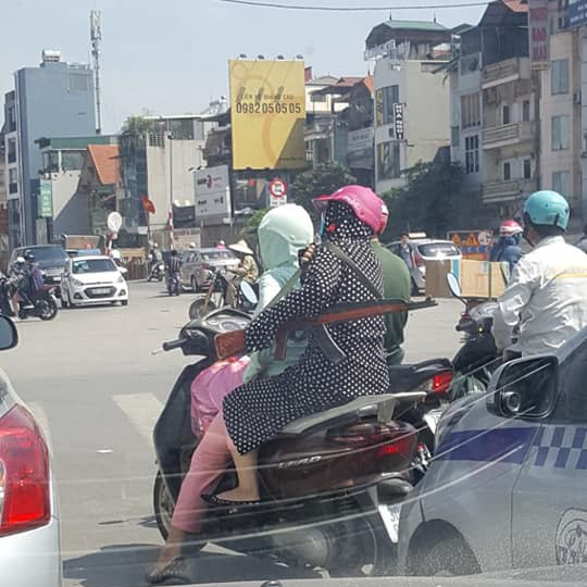 Xuất hiện thần điêu đại tỉ mang chim cắt đi Lead phóng hiên ngang giữa phố