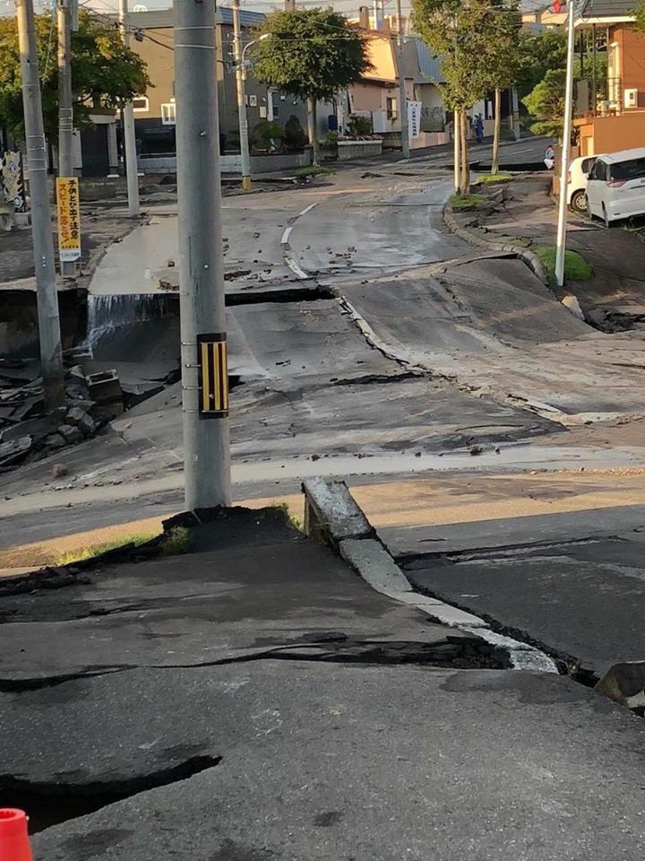 Hình ảnh: Nhật Bản hoang tàn, đổ nát sau liên tiếp siêu bão Jebi và động đất 6 độ Richter ở Hokkaido