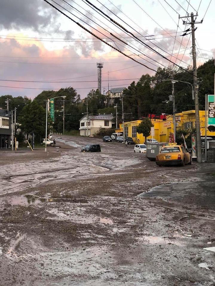 Hình ảnh: Nhật Bản hoang tàn, đổ nát sau liên tiếp siêu bão Jebi và động đất 6 độ Richter ở Hokkaido