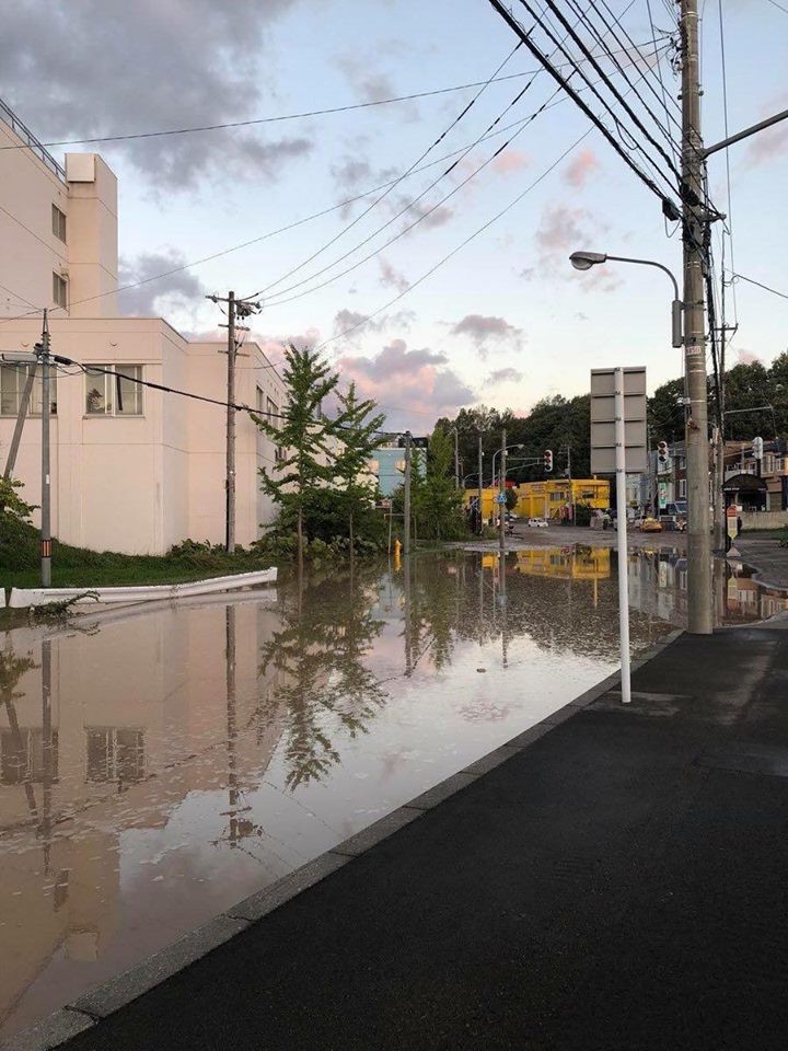 Hình ảnh: Nhật Bản hoang tàn, đổ nát sau liên tiếp siêu bão Jebi và động đất 6 độ Richter ở Hokkaido