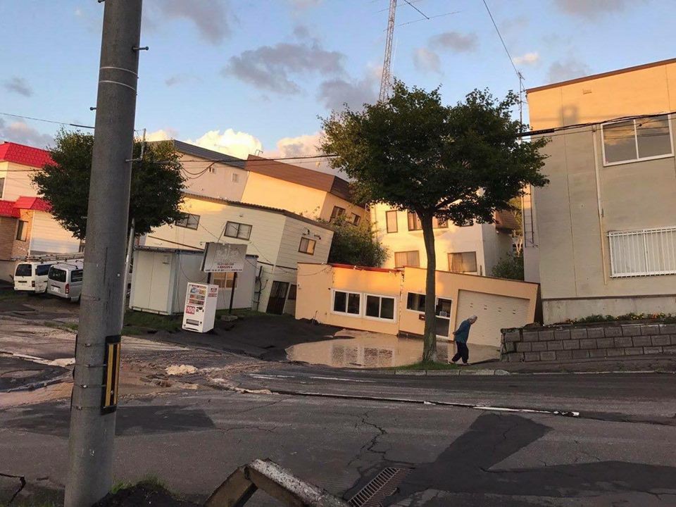 Hình ảnh: Nhật Bản hoang tàn, đổ nát sau liên tiếp siêu bão Jebi và động đất 6 độ Richter ở Hokkaido