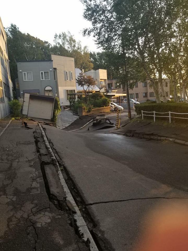 Hình ảnh: Nhật Bản hoang tàn, đổ nát sau liên tiếp siêu bão Jebi và động đất 6 độ Richter ở Hokkaido