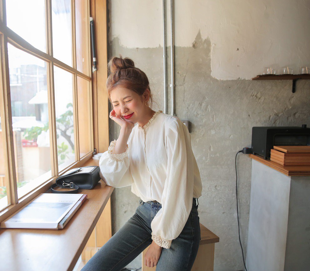 Tủ đồ mùa thu của các nàng sao có thể thiếu 4 mẫu áo blouse tay dài điệu đà, tuyệt xinh này